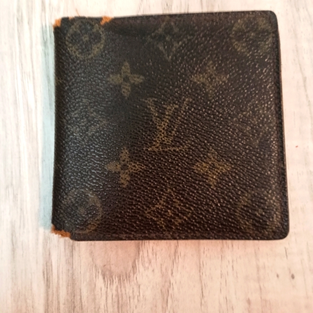 Louis Vuitton Men’s Monogram Billfold Wallet